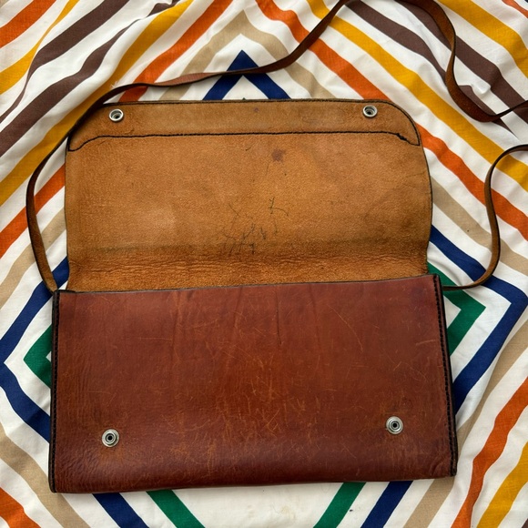 Vintage 70s tooled brown natural leather flap crossbody purse of clutch - Picture 2 of 8